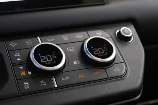 Land Rover Defender (2025) thumbnail 9