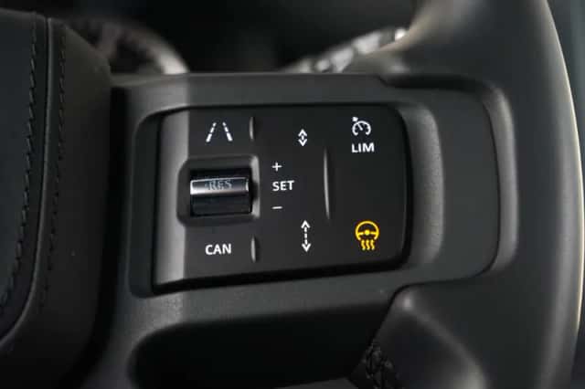 Land Rover Defender (2023) thumbnail 23
