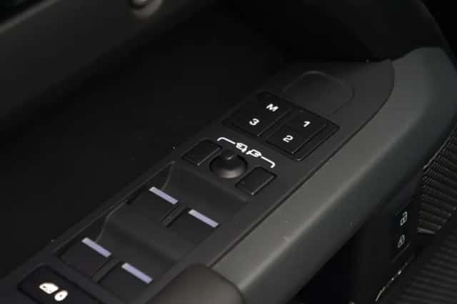 Land Rover Defender (2023) thumbnail 24