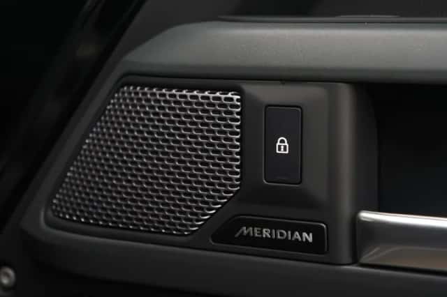 Land Rover Defender (2023) thumbnail 25
