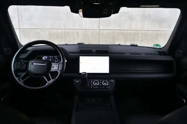 Land Rover Defender (2023) thumbnail 4