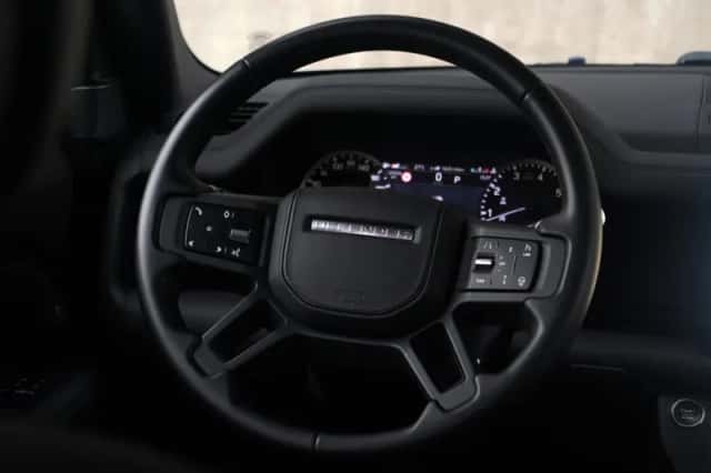 Land Rover Defender (2023) thumbnail 5