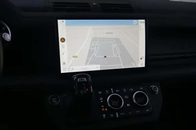 Land Rover Defender (2023) thumbnail 6