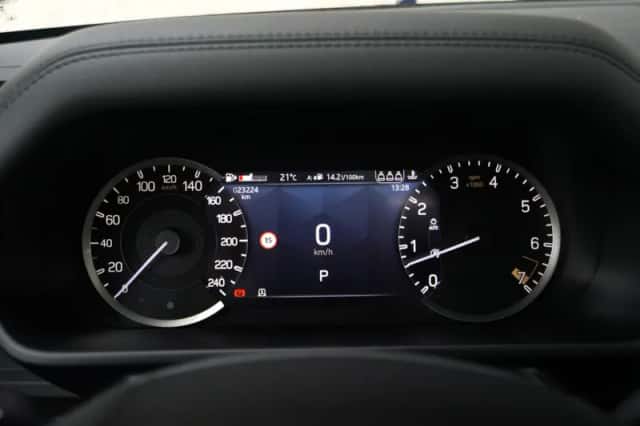 Land Rover Defender (2023) thumbnail 9