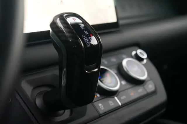 Land Rover Defender (2023) thumbnail 10