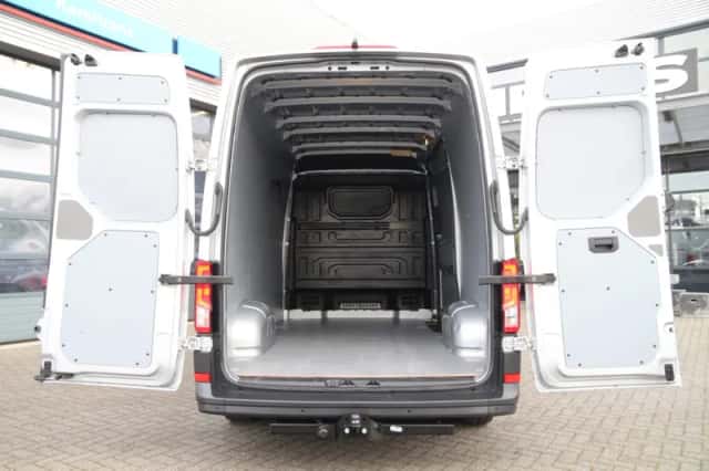 Volkswagen Crafter (2024) thumbnail 3