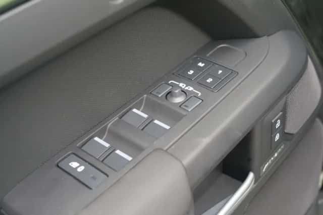 Land Rover Defender (2026) thumbnail 27