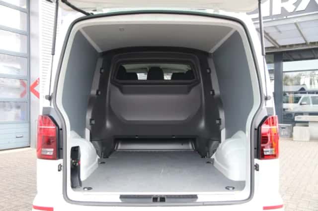 Volkswagen Transporter (2024) thumbnail 4