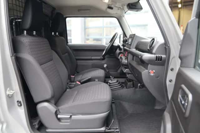 Suzuki Jimny (2023) thumbnail 9