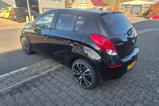 Hyundai i20 (2013) thumbnail 3