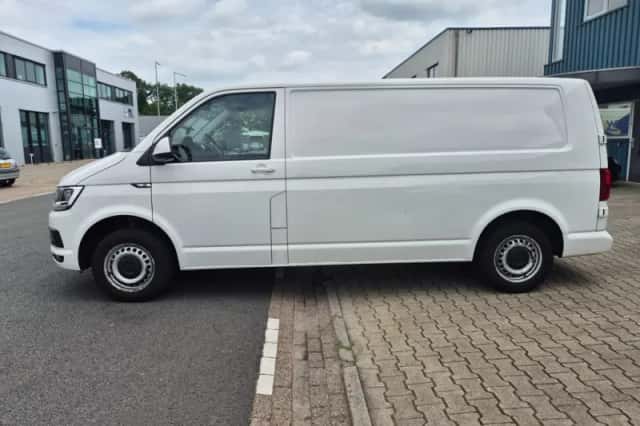 Volkswagen Transporter (2018) thumbnail 2