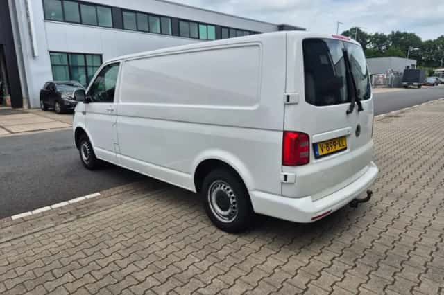 Volkswagen Transporter (2018) thumbnail 3