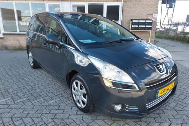 Peugeot 5008 (2010) thumbnail 2