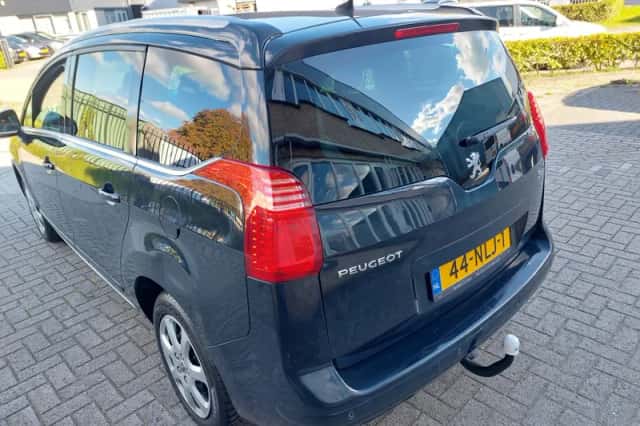 Peugeot 5008 (2010) thumbnail 5