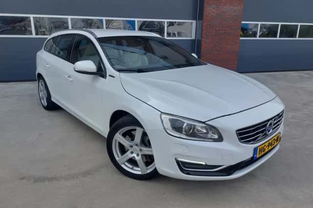 Volvo V60 (2015) thumbnail 1