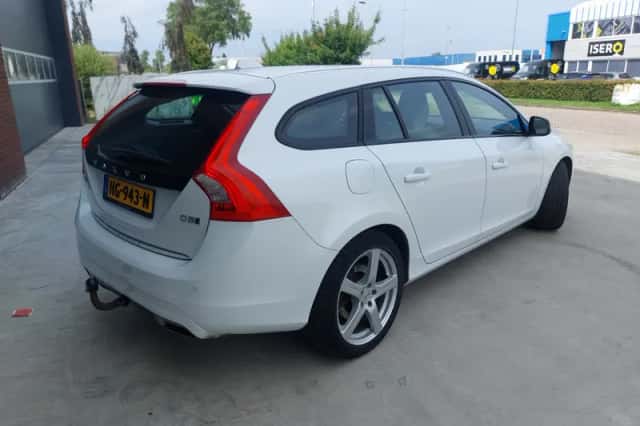 Volvo V60 (2015) thumbnail 3
