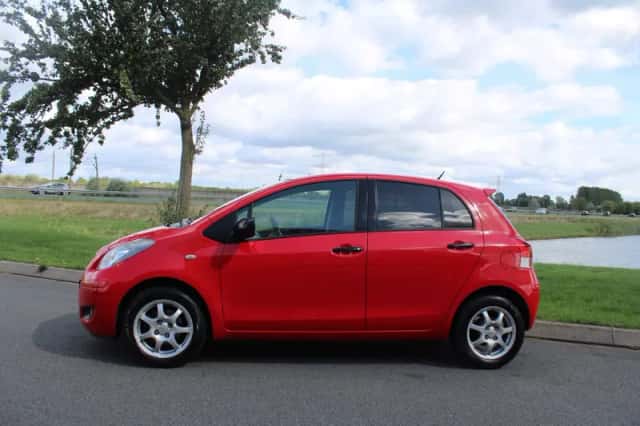 Toyota Yaris (2009) thumbnail 2
