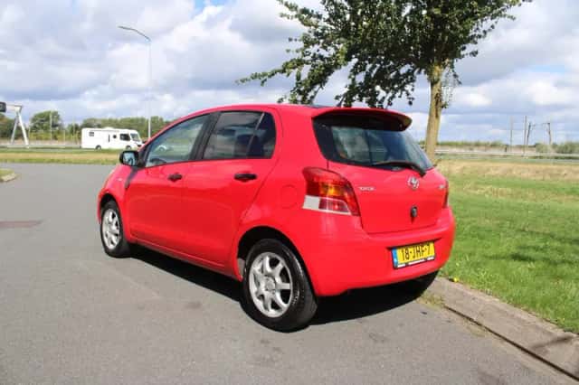 Toyota Yaris (2009) thumbnail 3
