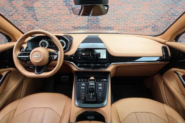 Aston Martin DBX (2025) thumbnail 4