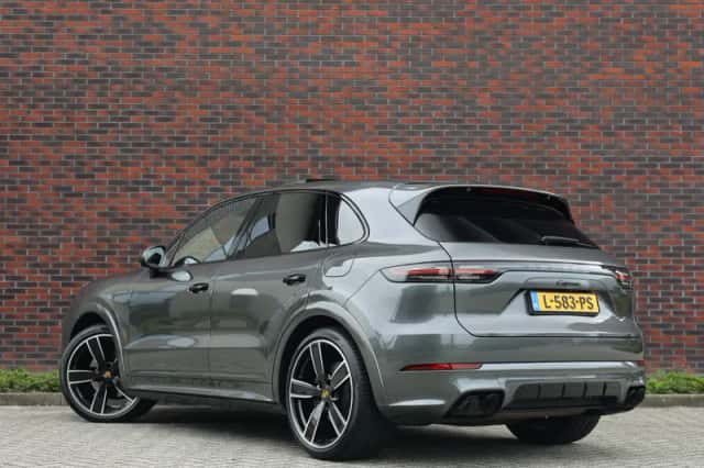 Porsche Cayenne (2021) thumbnail 3