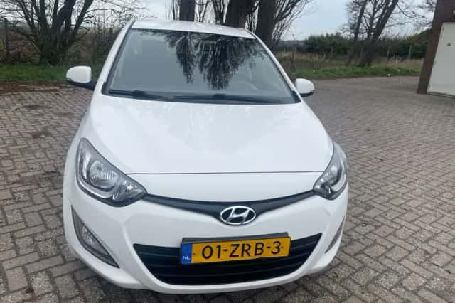 Hyundai i20 (2013) thumbnail 2