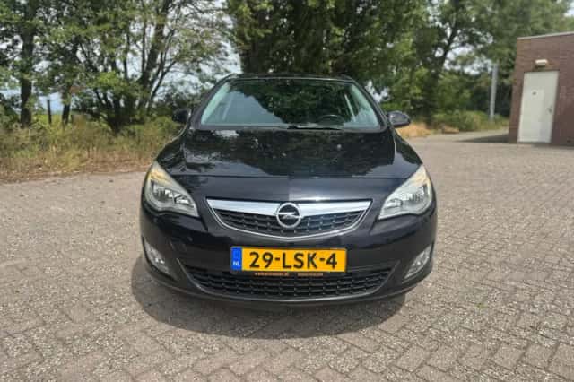 Opel Astra (2010) thumbnail 2