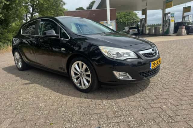 Opel Astra (2010) thumbnail 3