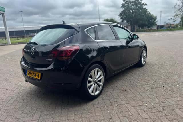Opel Astra (2010) thumbnail 4