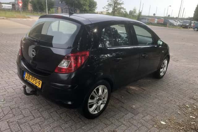 Opel Corsa (2011) thumbnail 4