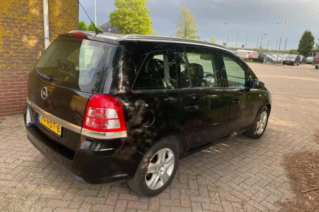 Opel Zafira (2008) thumbnail 3