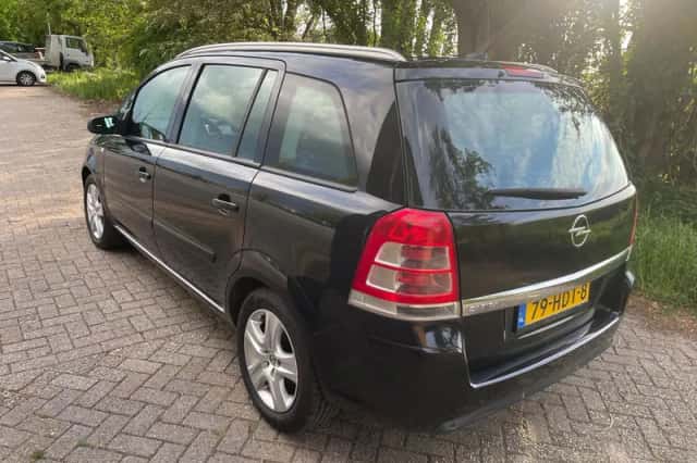 Opel Zafira (2008) thumbnail 4