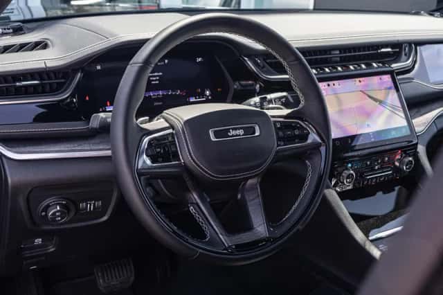 Jeep Grand Cherokee (2024) thumbnail 2