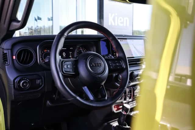 Jeep Wrangler (2024) thumbnail 2