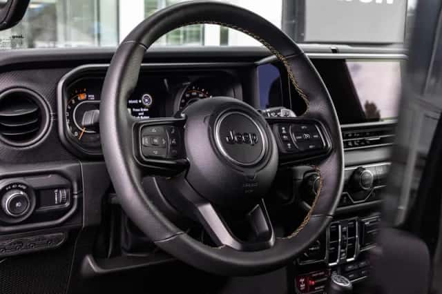 Jeep Wrangler (2024) thumbnail 2