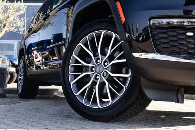 Jeep Grand Cherokee (2022) thumbnail 2