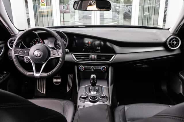 Alfa Romeo Giulia (2017) thumbnail 2
