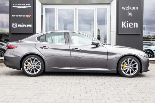 Alfa Romeo Giulia (2017) thumbnail 3