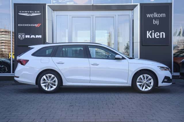 Škoda Octavia (2023) thumbnail 3