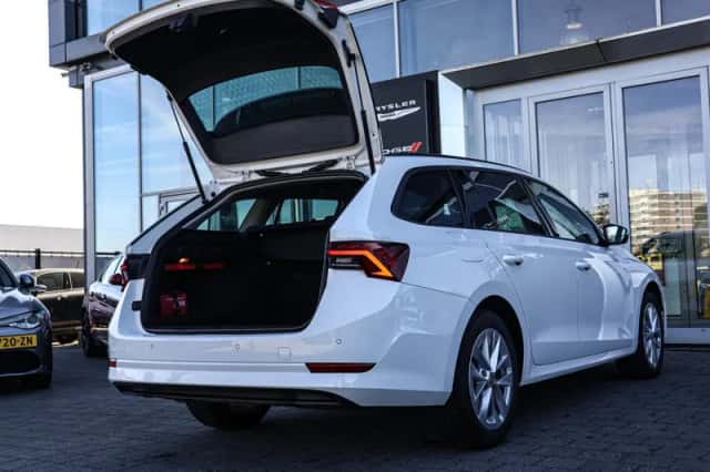 Škoda Octavia (2023) thumbnail 4