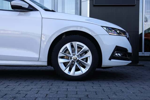 Škoda Octavia (2023) thumbnail 5