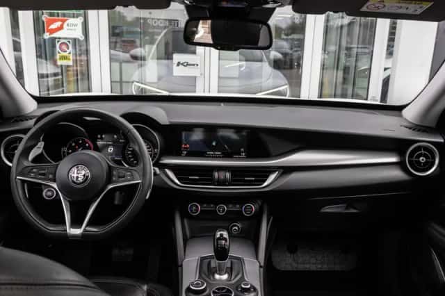 Alfa Romeo Stelvio (2019) thumbnail 2