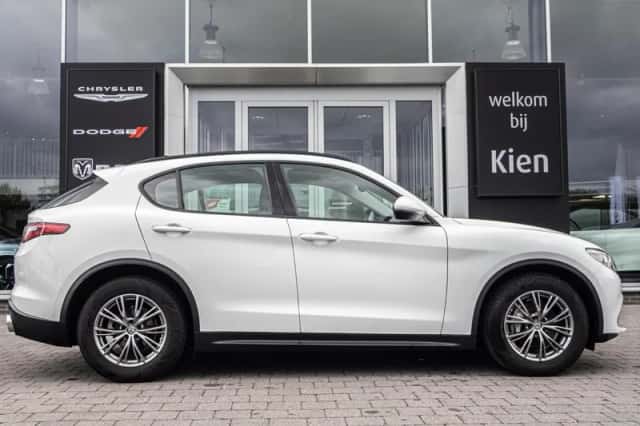 Alfa Romeo Stelvio (2019) thumbnail 4