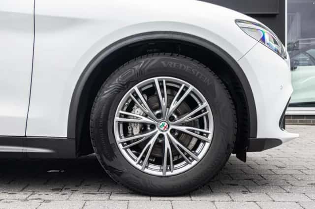 Alfa Romeo Stelvio (2019) thumbnail 6