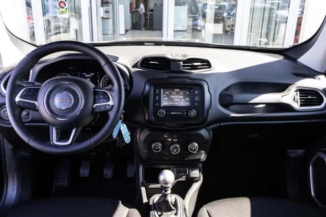 Jeep Renegade (2019) thumbnail 2