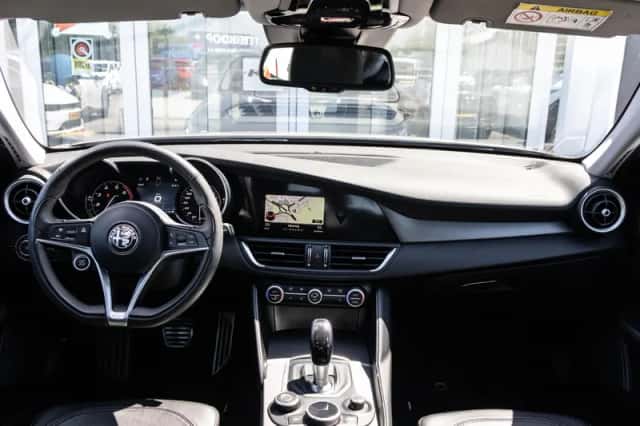 Alfa Romeo Giulia (2020) thumbnail 2