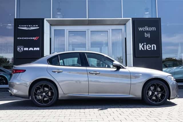 Alfa Romeo Giulia (2020) thumbnail 4