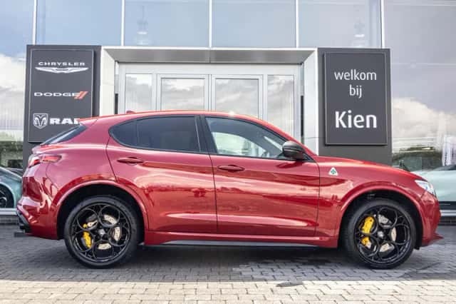 Alfa Romeo Stelvio (2018) thumbnail 3