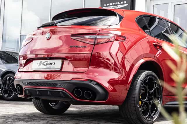 Alfa Romeo Stelvio (2018) thumbnail 4