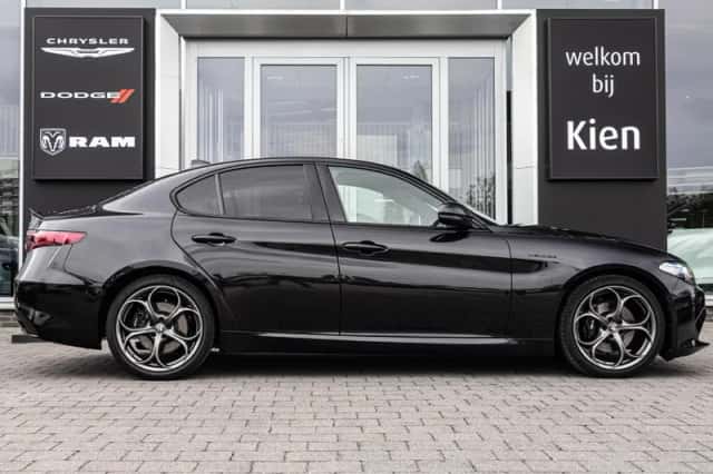 Alfa Romeo Giulia (2021) thumbnail 3