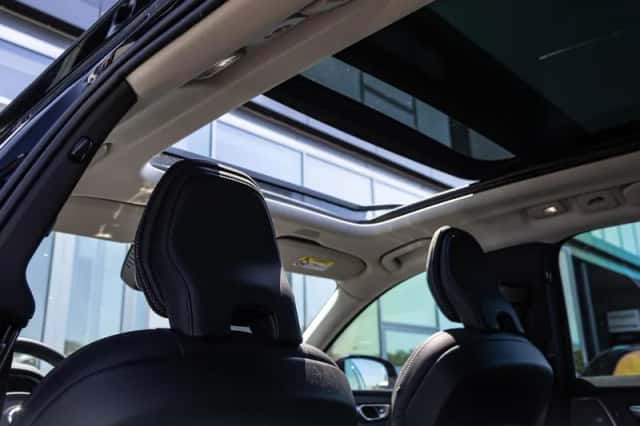 Volvo XC60 (2023) thumbnail 3